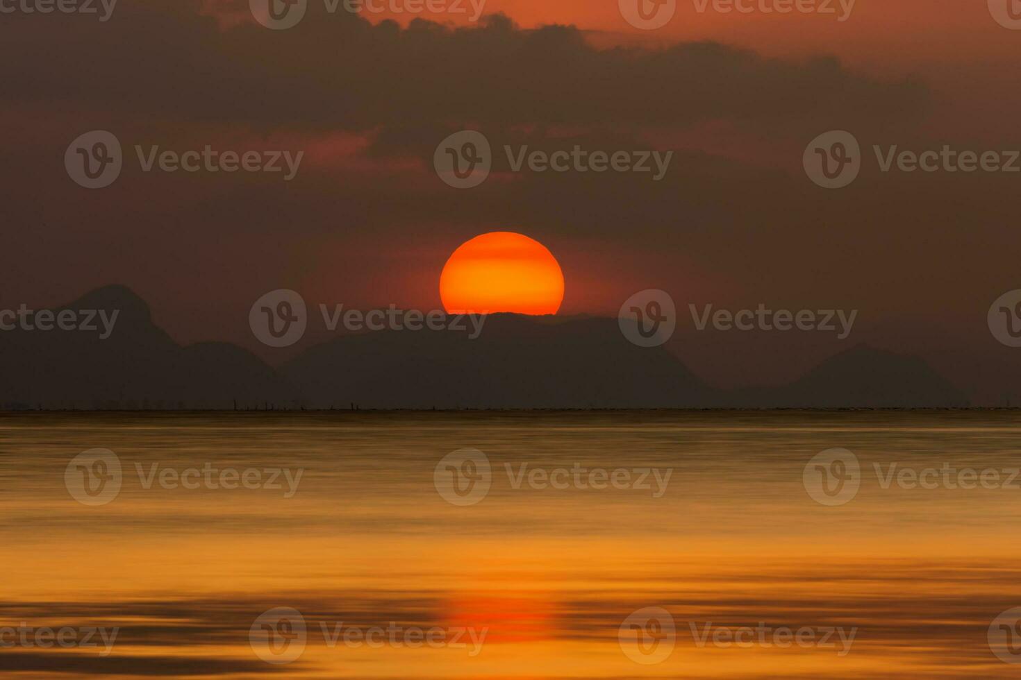 Sunset sky and cloud on the lake. photo