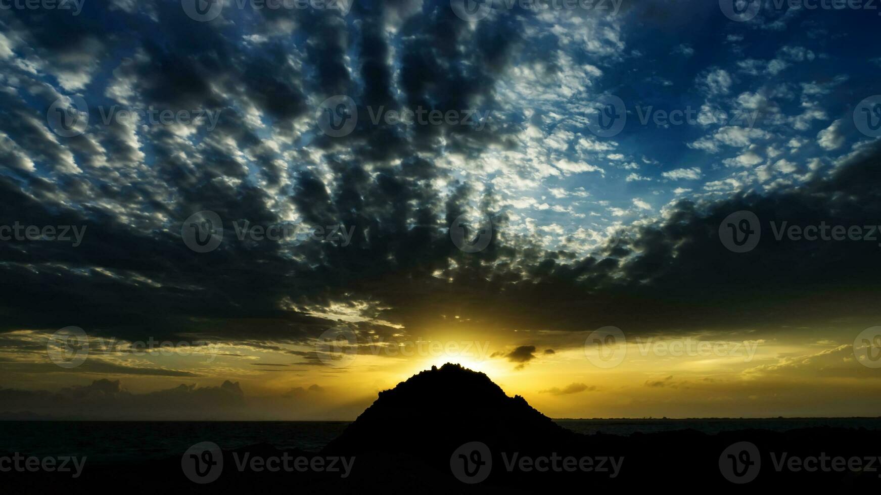 Cloudscape puesta de sol cielo con siluetas de colina. foto