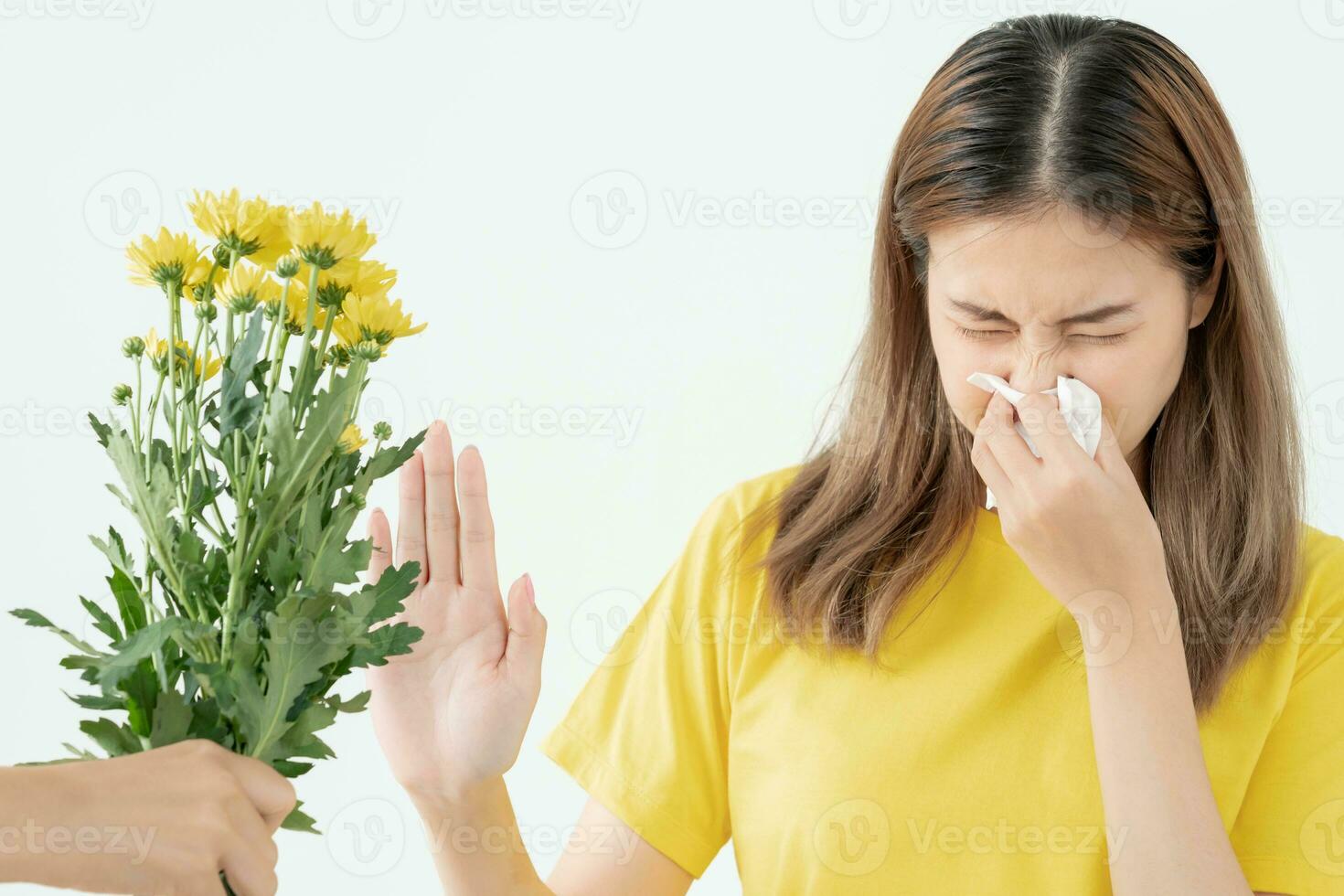 polen alergias, asiático joven mujer estornudos en un pañuelo o soplo en un limpiar, alérgico a salvaje primavera flores o flores durante primavera. alérgico reacción, respiratorio sistema problemas foto