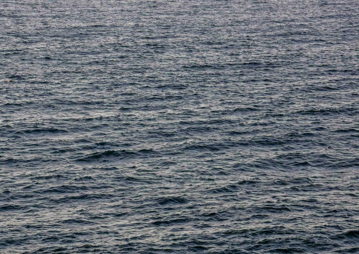el Oceano con pequeño olas foto