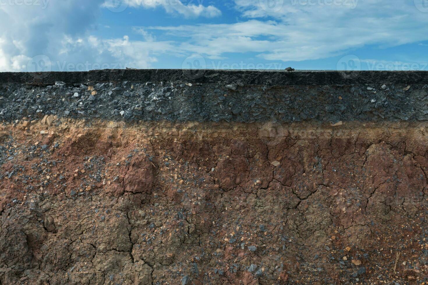 capas de la carretera con suelo y roca. foto