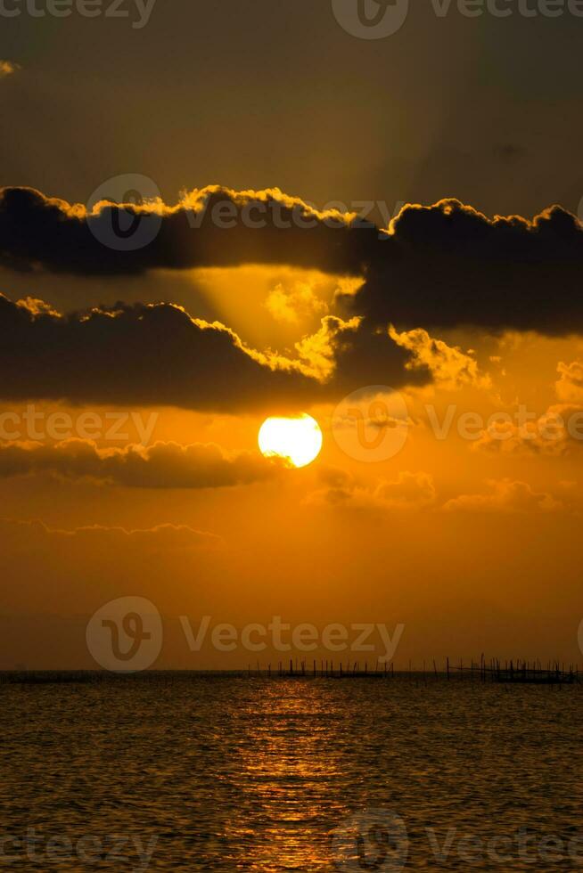 puesta de sol cielo en el lago en sur de Tailandia., desenfocado imagen. foto