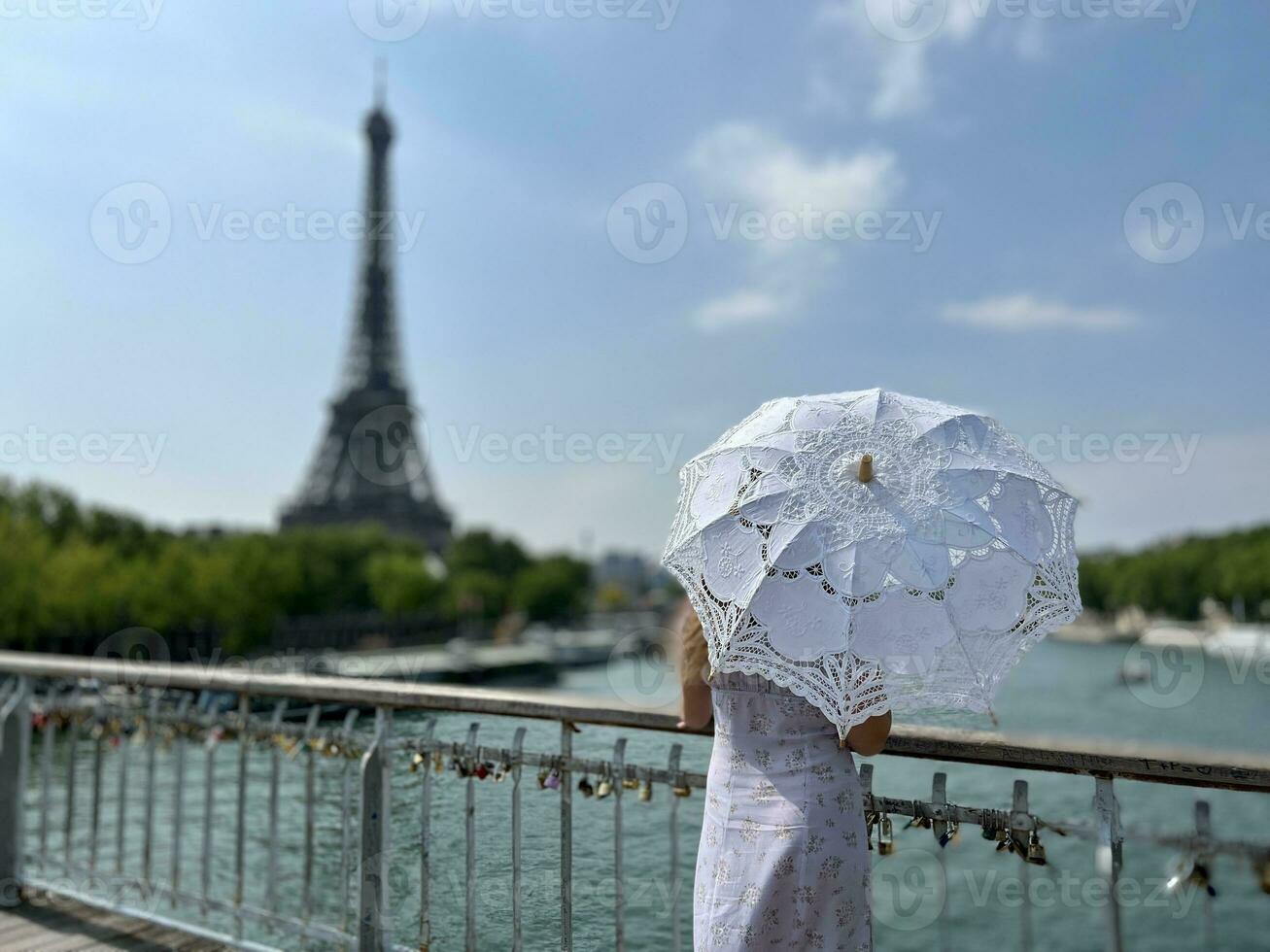 el Perfecto fondo para ninguna historia acerca de París un esbelto niña mira arriba a el eiffel torre pero todas nosotros ver es un sombrilla y un azul cielo el foto es calma y interesante me gusta un imagen