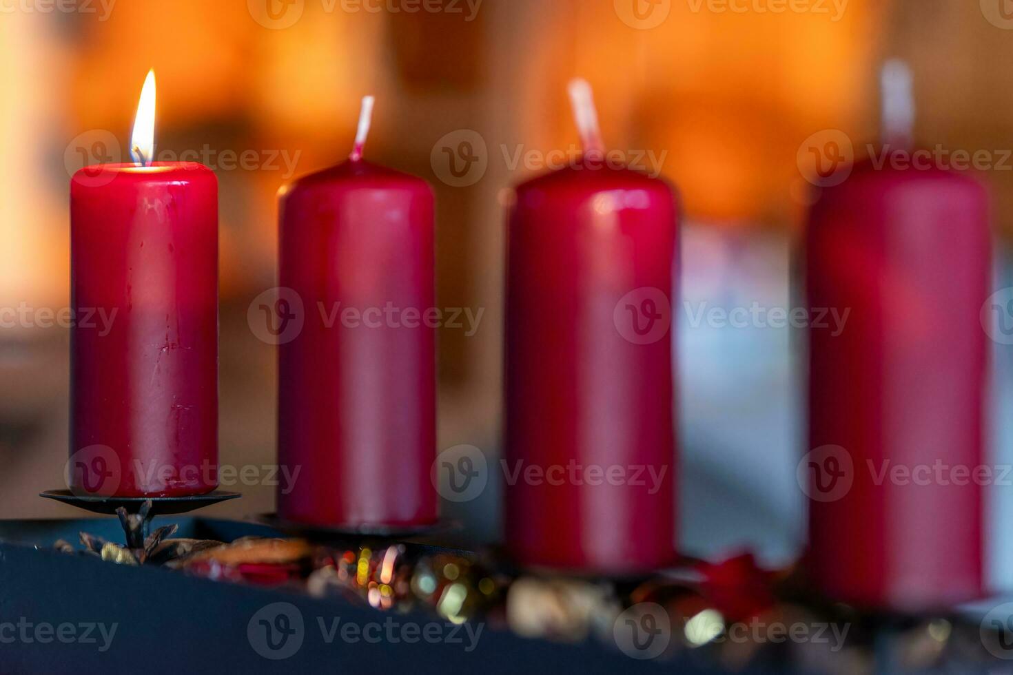 rojo adviento velas en diciembre foto