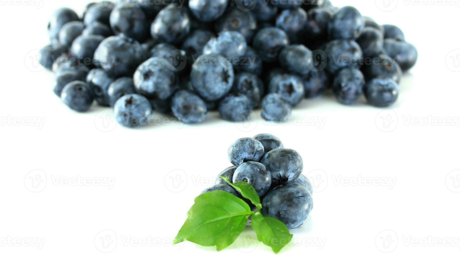 Fresco arándanos orgánico, jugoso y nutritivo Fruta aislado en blanco antecedentes. sano meriendas concepto y rico en antioxidantes nutrición foto