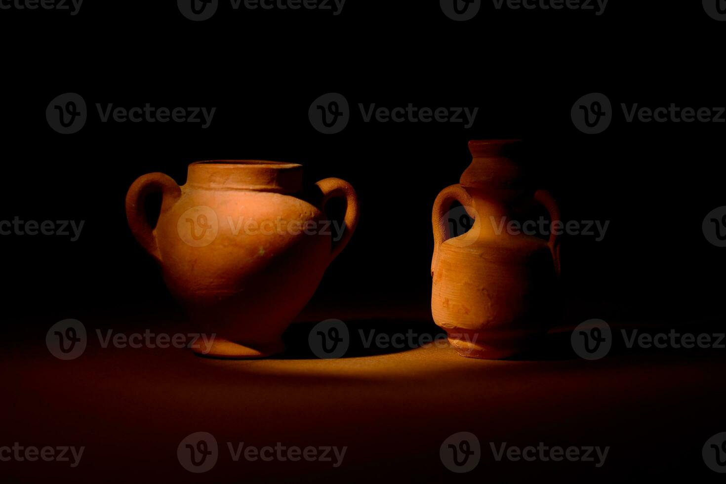 dos pequeño terracota ánforas foto