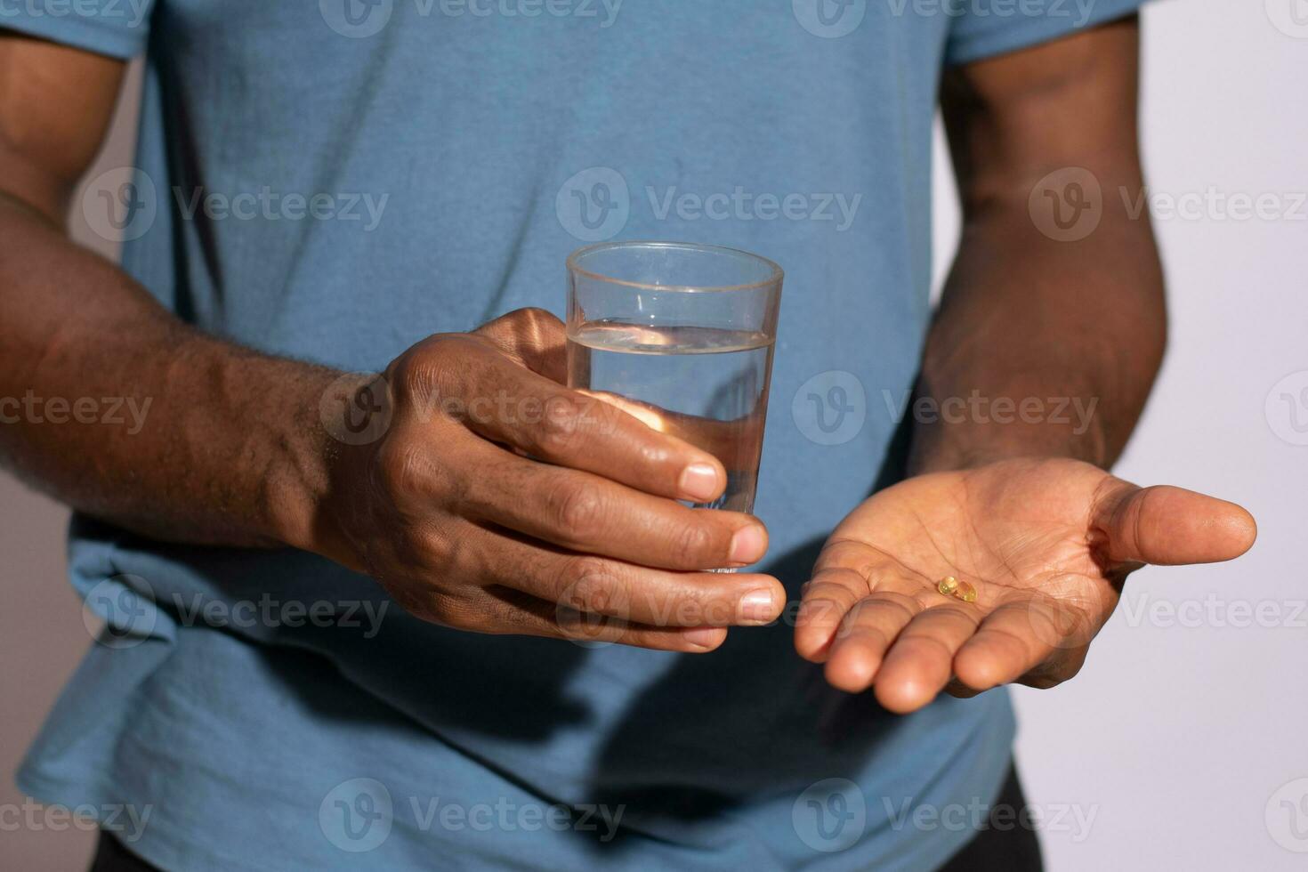 persona participación su drogas y un vaso de agua cerca arriba foto