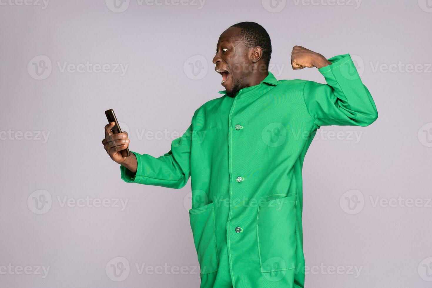 africano granjero sensación emocionado y feliz, se regocija mientras mirando a su teléfono foto