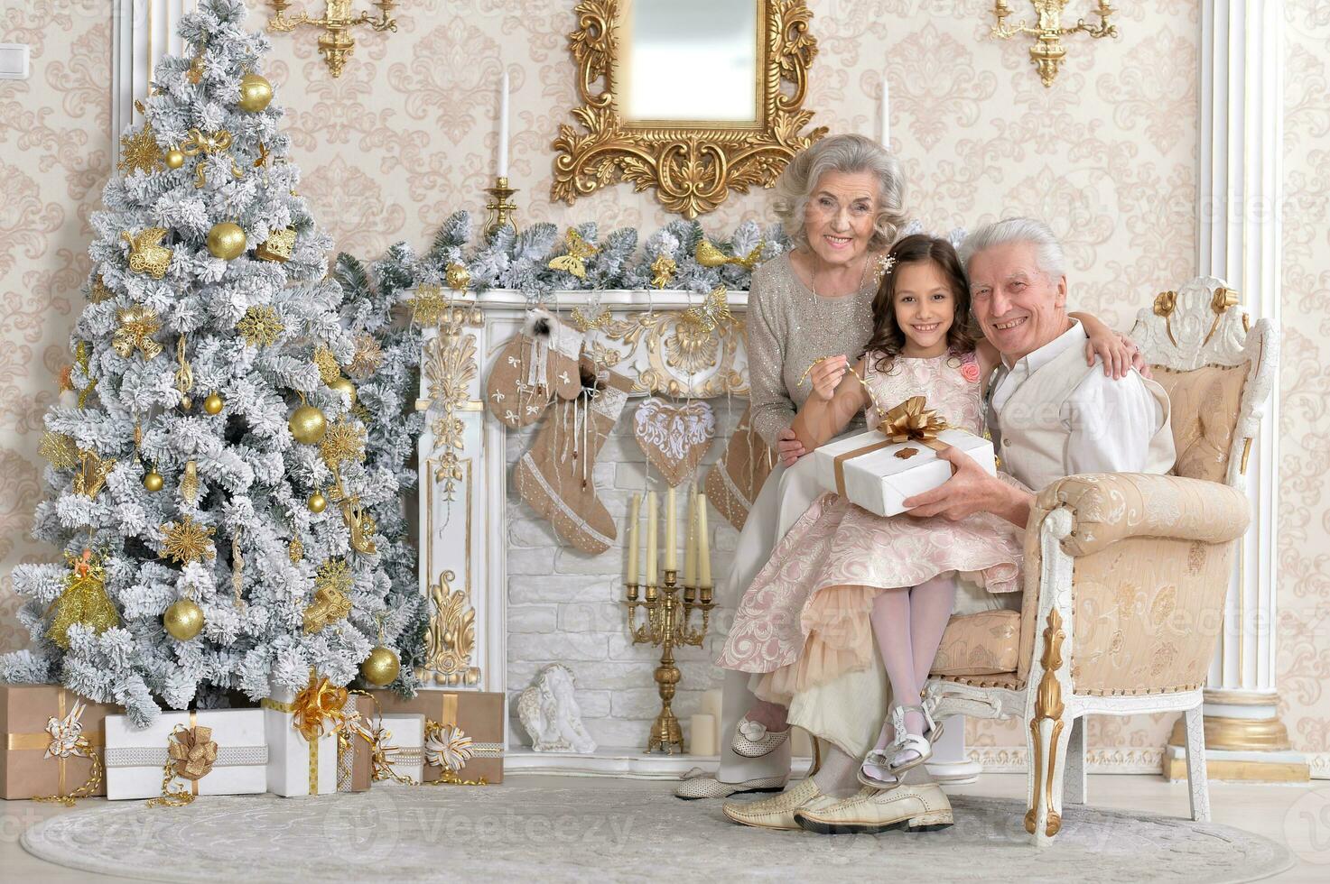 abuelos con nieto preparando para Navidad juntos foto