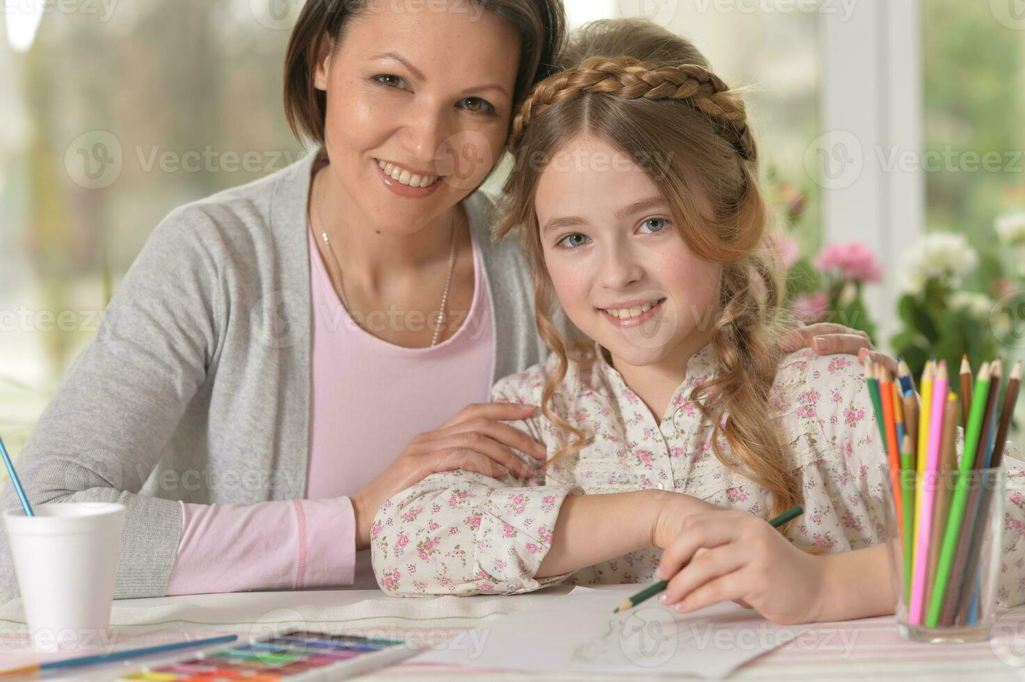 linda madre y hija dibujo con lapices foto