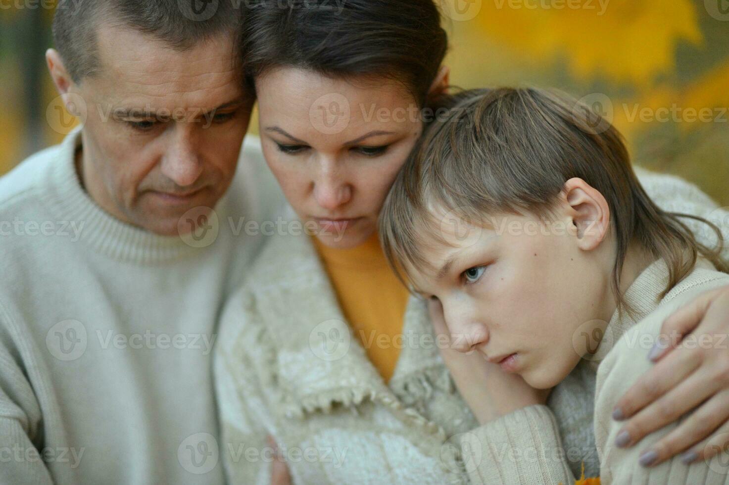 retrato de un familia de Tres en el naturaleza foto