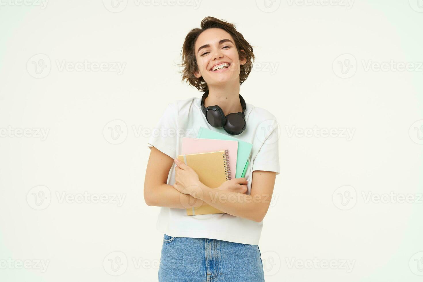 imagen de despreocupado, sonriente mujer con cuadernos, riendo y mirando feliz, posando terminado blanco antecedentes foto