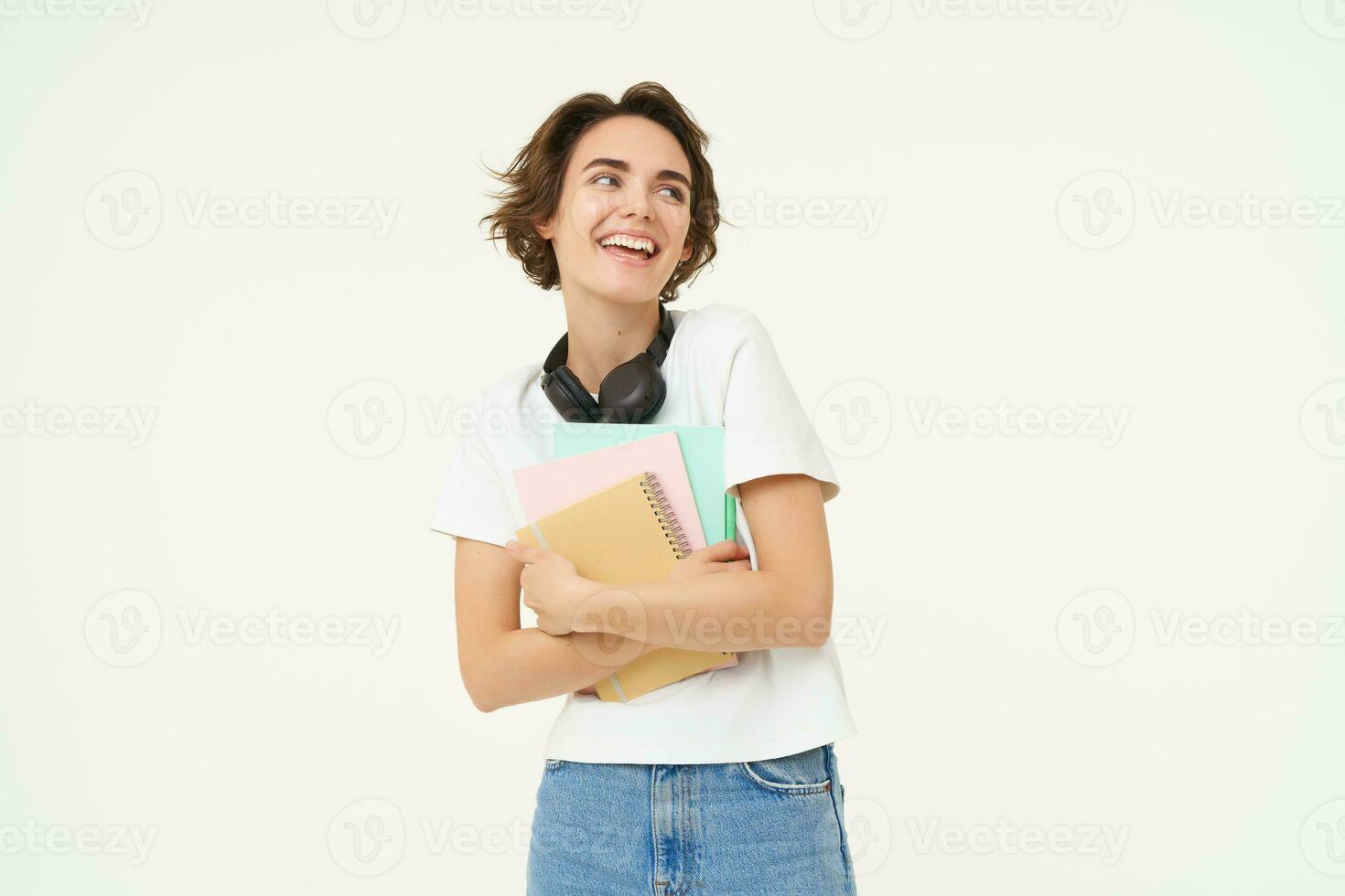 imagen de morena mujer en auriculares, en pie con documentos. estudiante con notas y libros de trabajo posando en contra blanco antecedentes foto