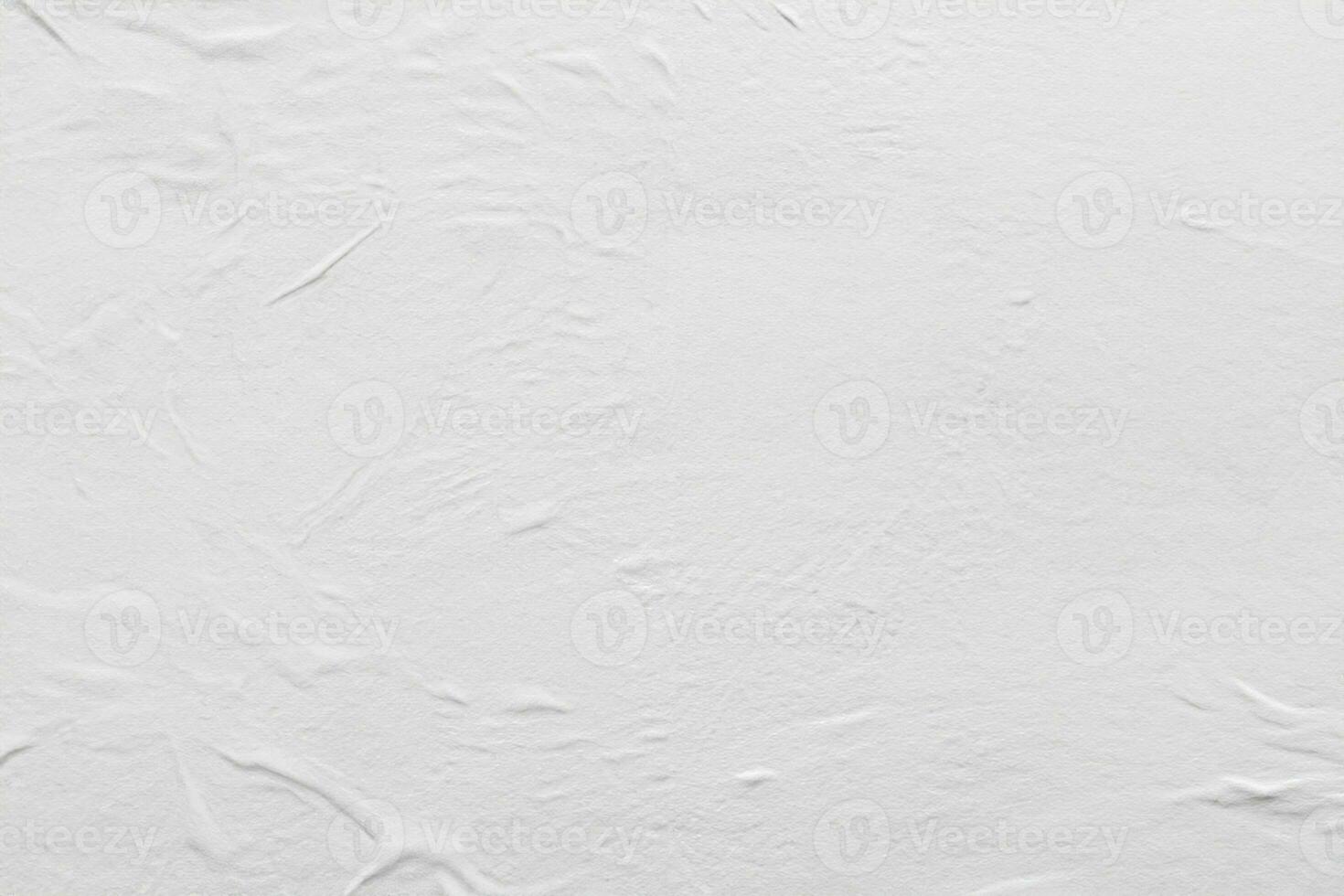 fondo de textura de cartel de papel arrugado y arrugado blanco en blanco foto