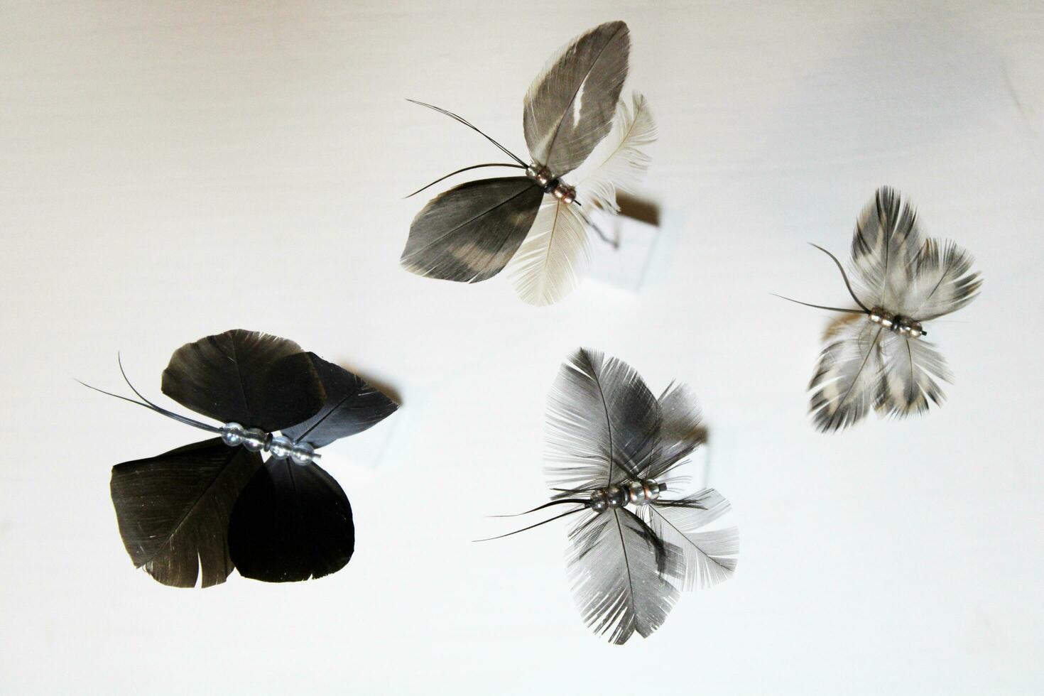 hecho a mano mariposas hecho de plumas foto