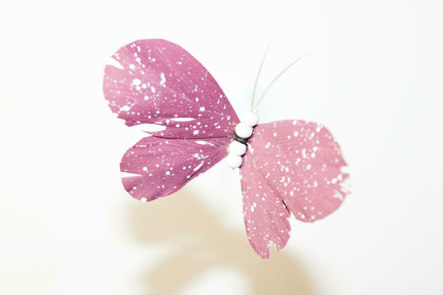 hecho a mano mariposa hecho de plumas foto
