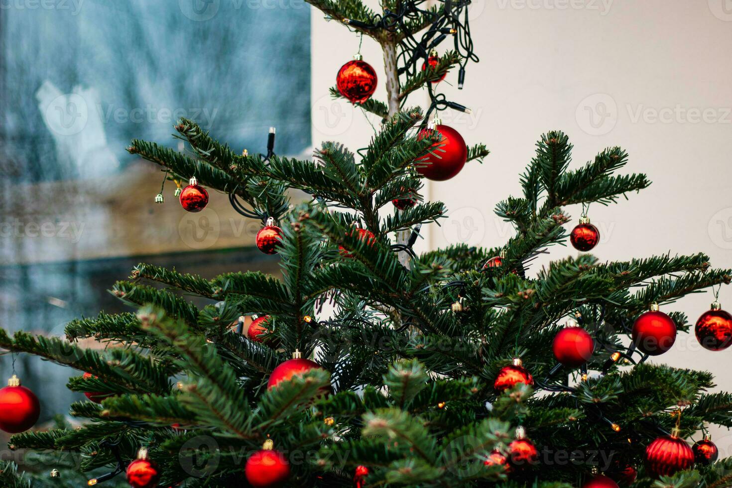 Navidad calle decoración. festivo arboles con Navidad rojo pelotas. foto