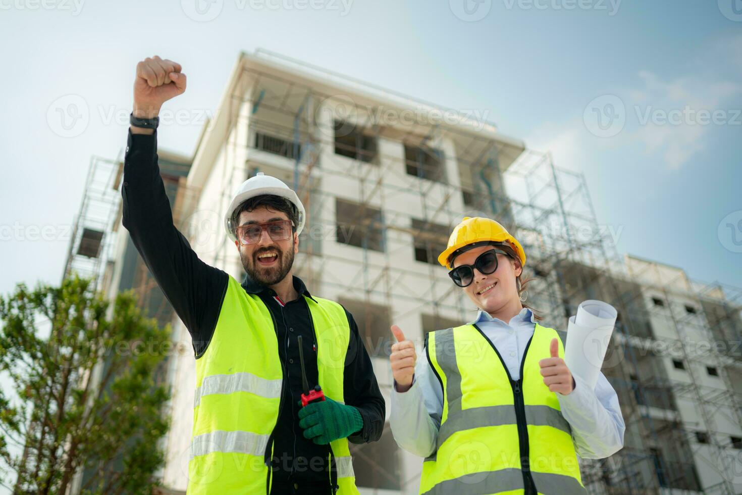 retrato de arquitecto y ingeniero con experiencia en de varios pisos edificio construcción foto