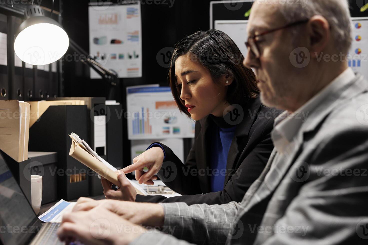 teneduría de libros negocio ejecutivos compañeros de trabajo imputando administrativo analítica datos en ordenador portátil. trabajo en equipo mayor empresario y asiático colega en contabilidad archivo depositario almacenamiento oficina foto