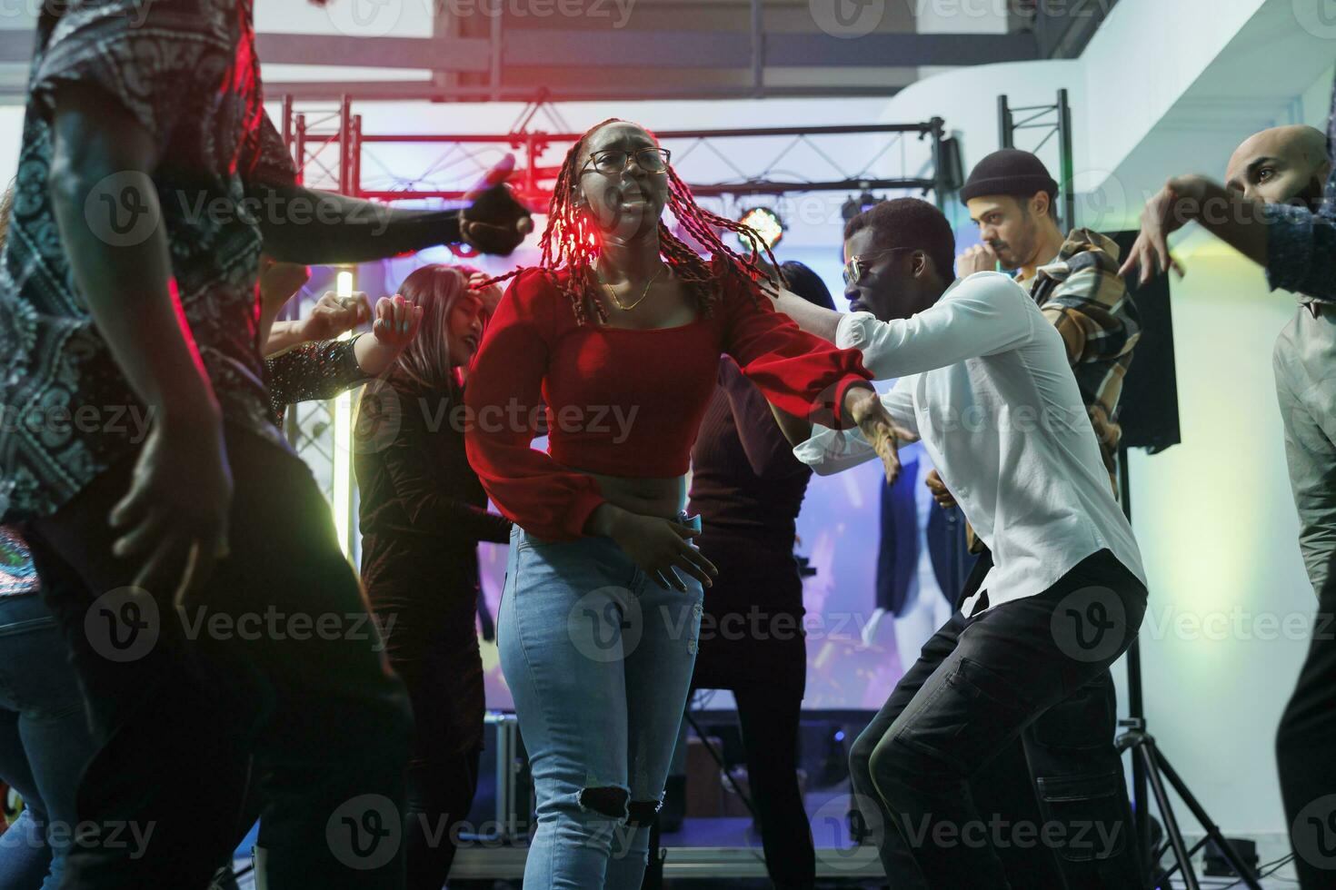 personas improvisando danza batalla mientras clubbing a Club nocturno disco fiesta. joven despreocupado diverso amigos haciendo energético se mueve en concurrido pista de baile a social reunión evento foto