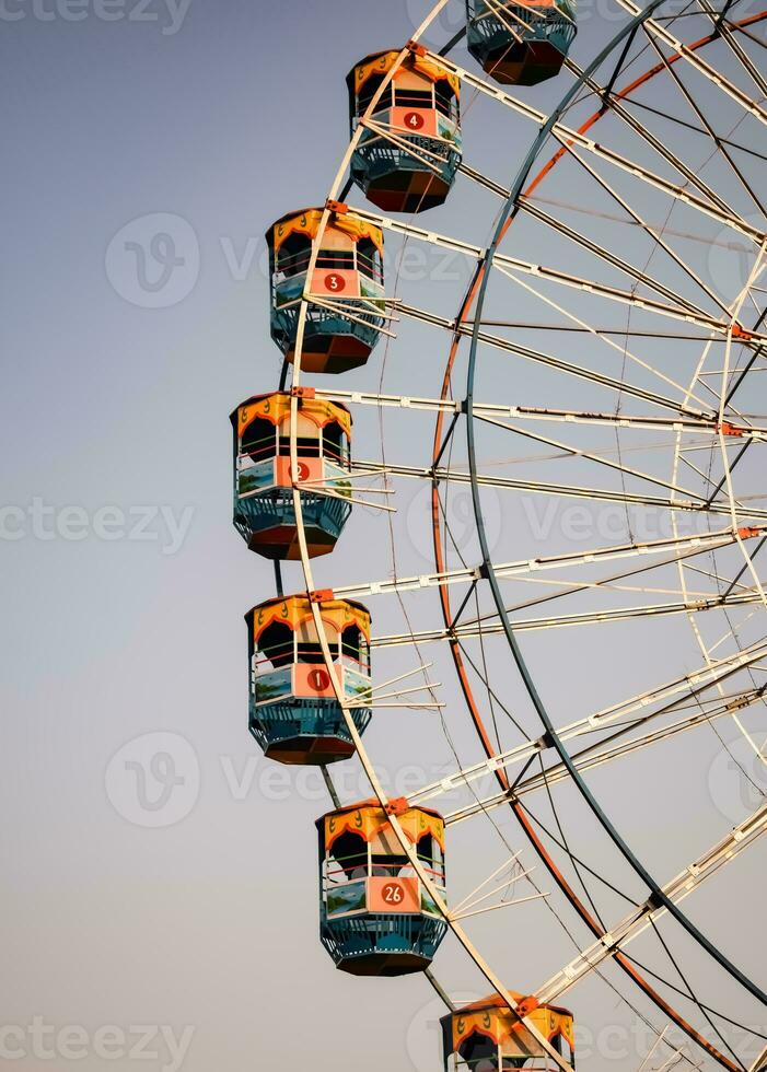 de cerca de multicolor gigante rueda durante dussehra mela en Delhi, India. fondo ver de gigante rueda balancearse. noria con vistoso cabañas durante día tiempo. foto