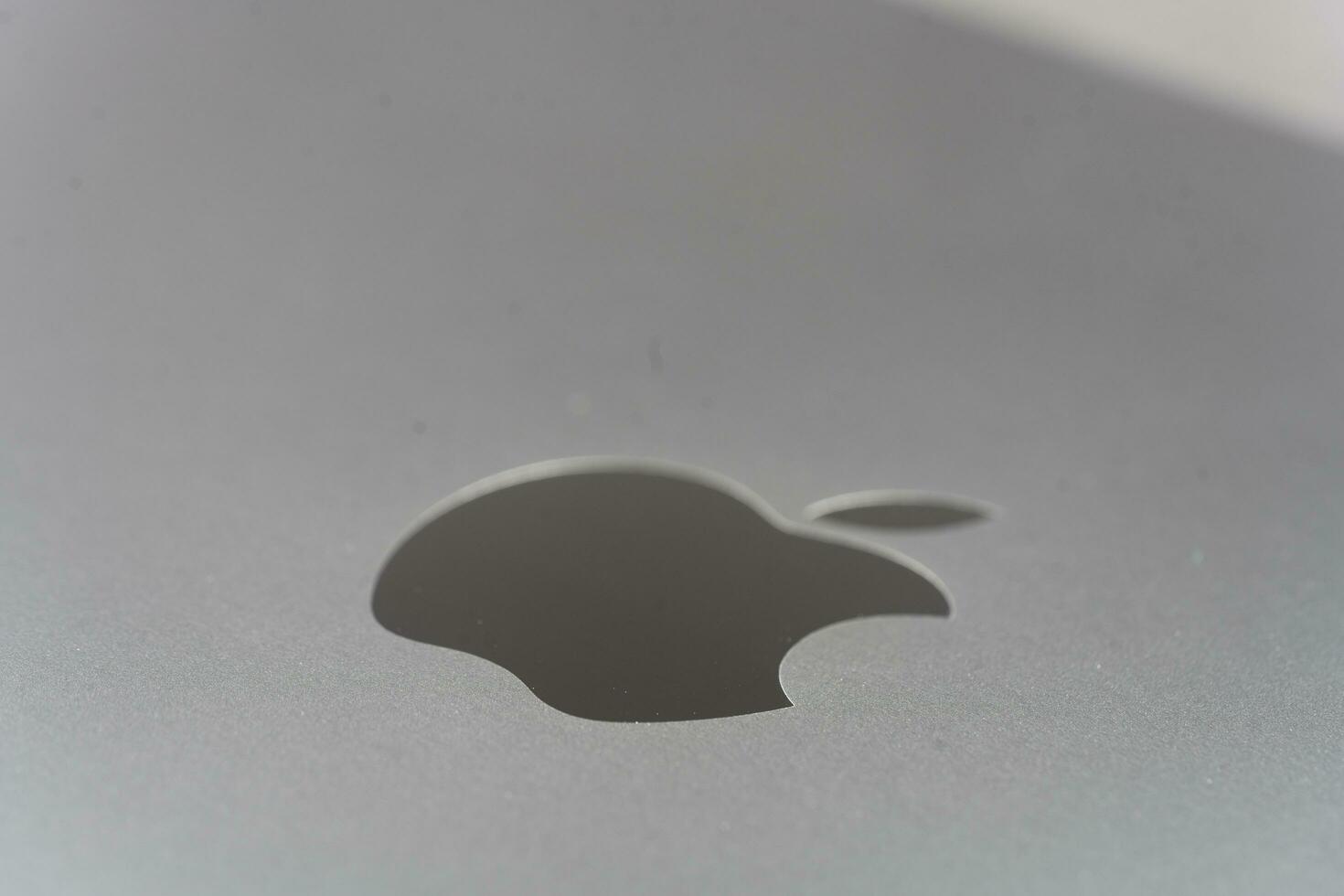 bangkok, Tailandia - diciembre dieciséis, 2023 macbook logo en espacio negro color en manzana macbook Pro m3 foto