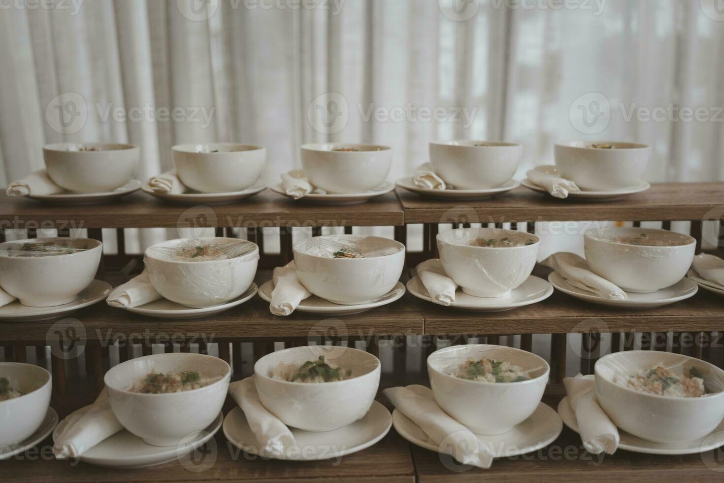 hervido arroz sopa en un blanco cuenco preparado para invitados en el Boda ceremonia foto