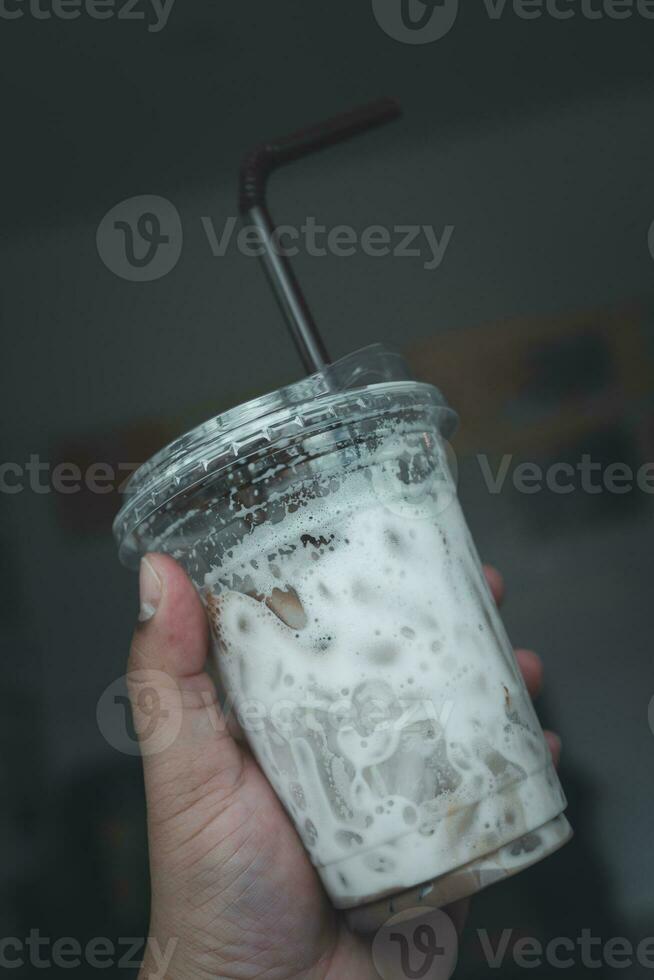 mano participación un vacío frio café vaso después bebida foto