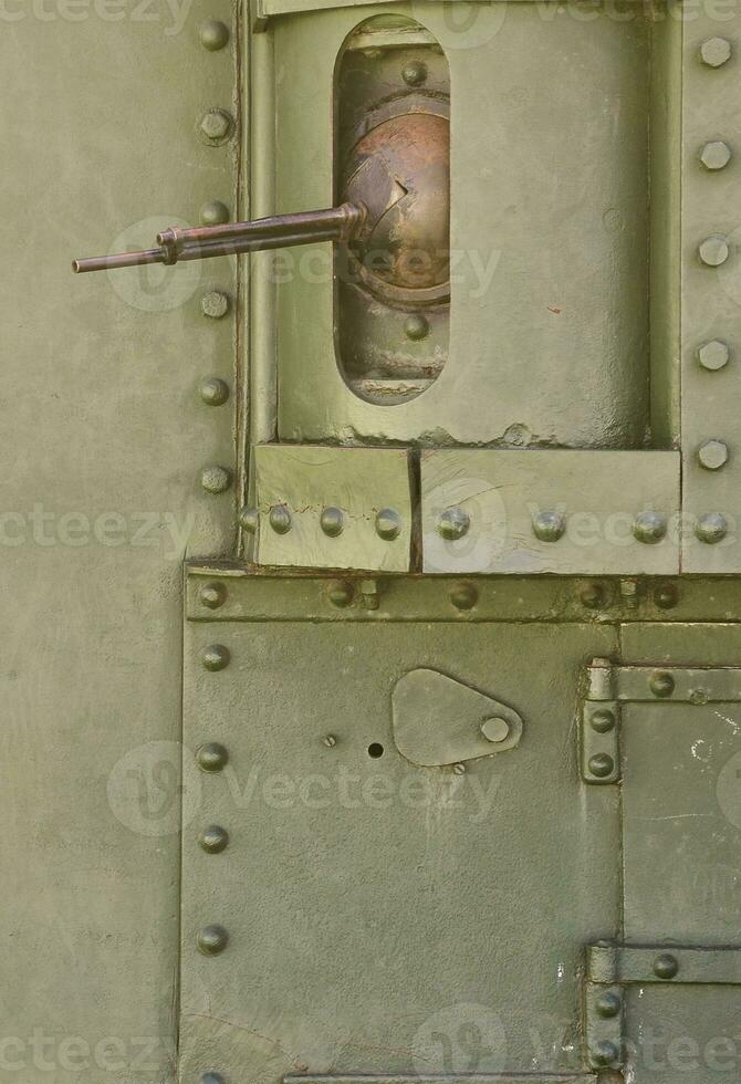 la textura de la pared del depósito, realizada en metal y reforzada con multitud de tornillos y remaches. imágenes de la cobertura de un vehículo de combate de la segunda guerra mundial con una ametralladora guiada foto