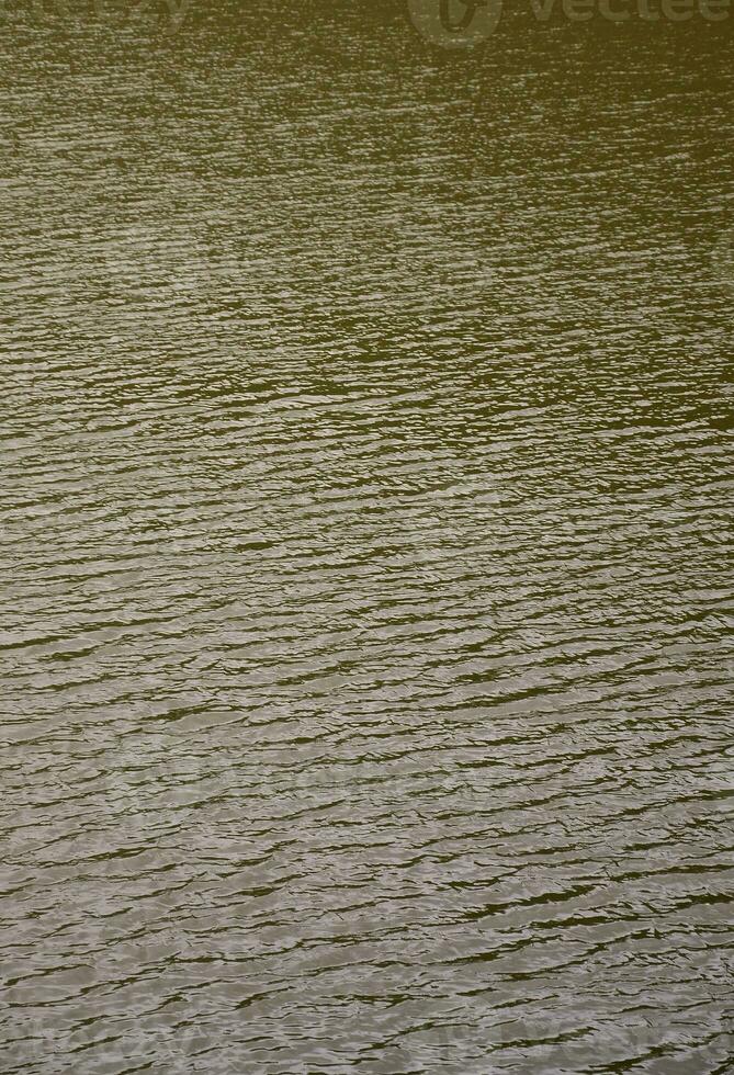 la textura del agua oscura del río bajo la influencia del viento, impresa en perspectiva. imagen vertical foto