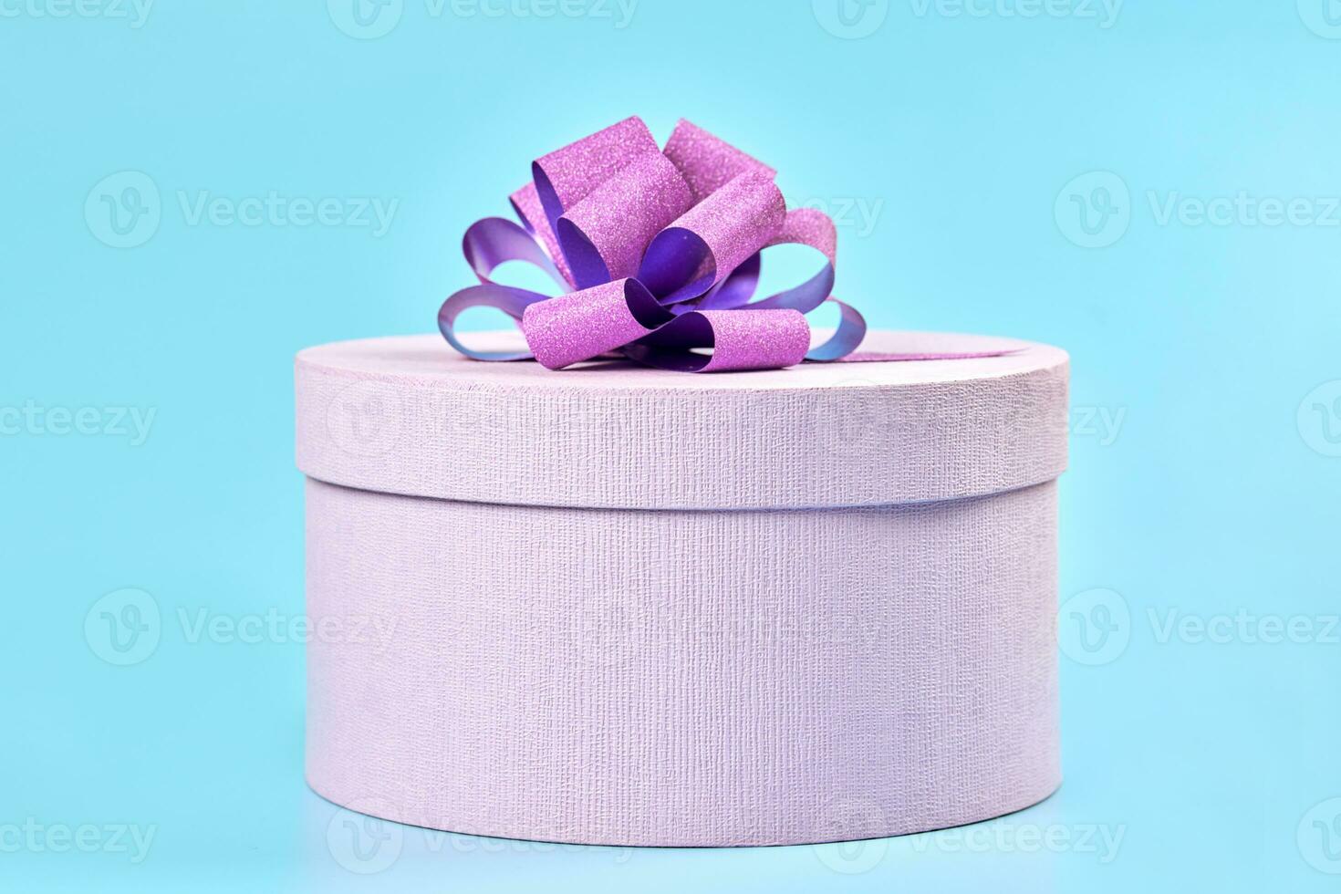 Round gift box with bow photo