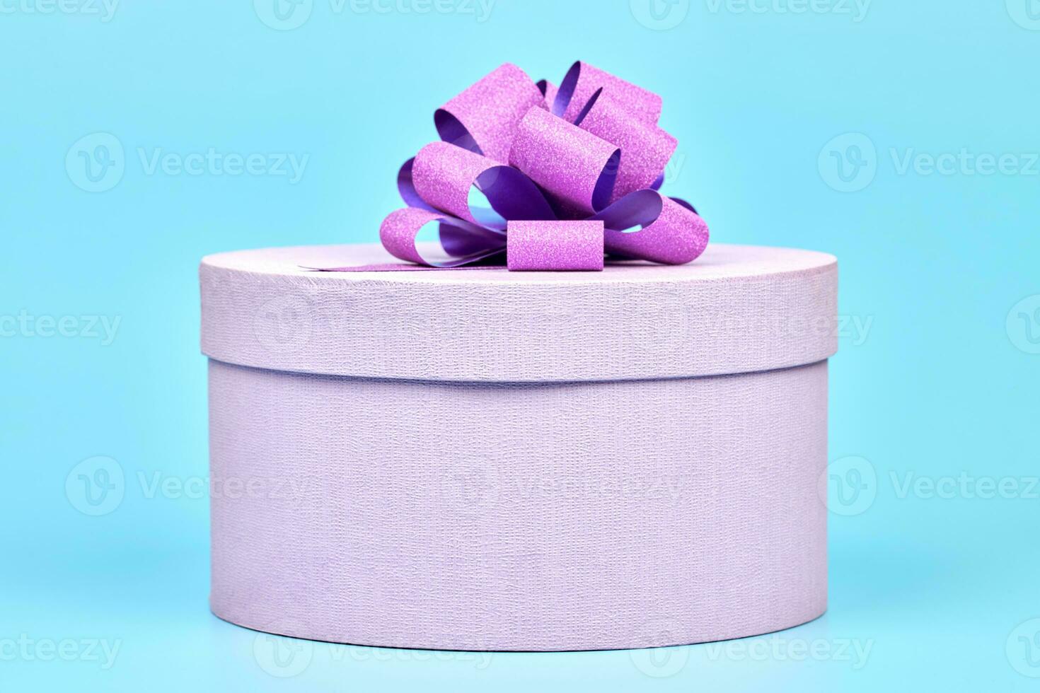 Round gift box with bow photo