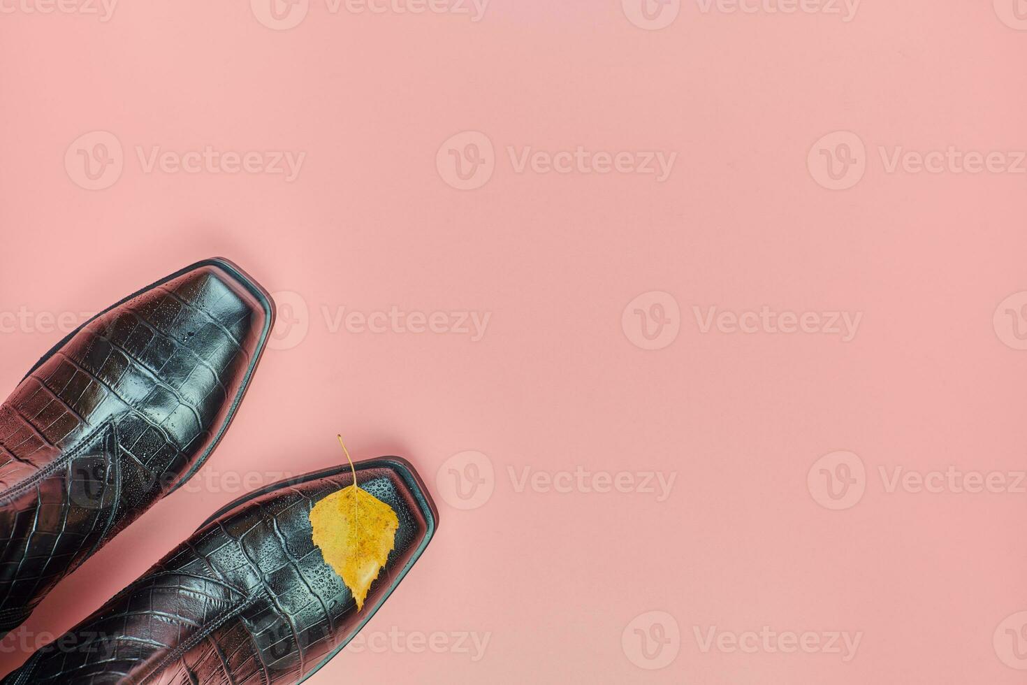 zapatos de mujer impermeables de otoño con gotas de lluvia, espacio de copia foto