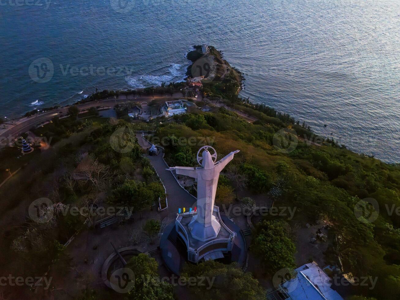 aéreo ver de vung tau ciudad, Vietnam, panorámico ver de el pacífico y hermosa costero ciudad detrás el estatua de Cristo el Rey en pie en montar no en vung tau ciudad. foto