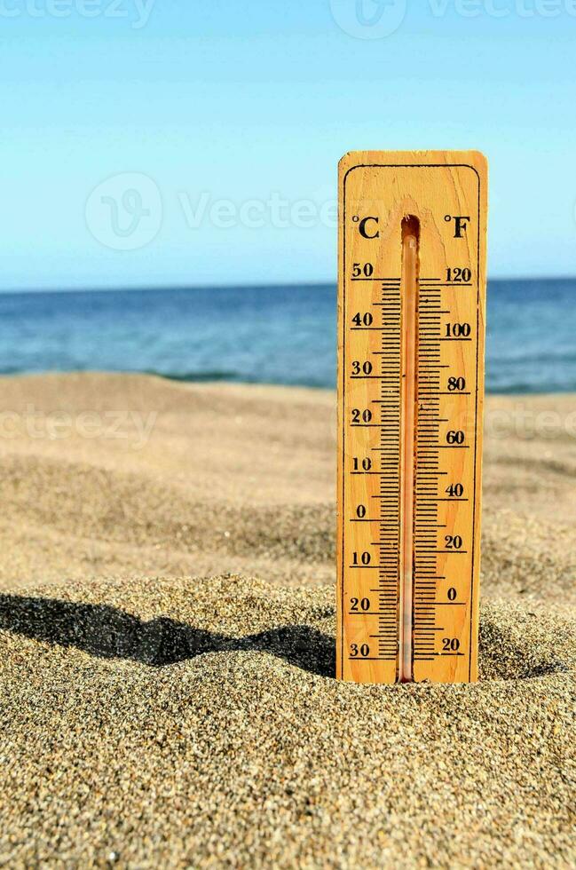 un termómetro en el playa foto