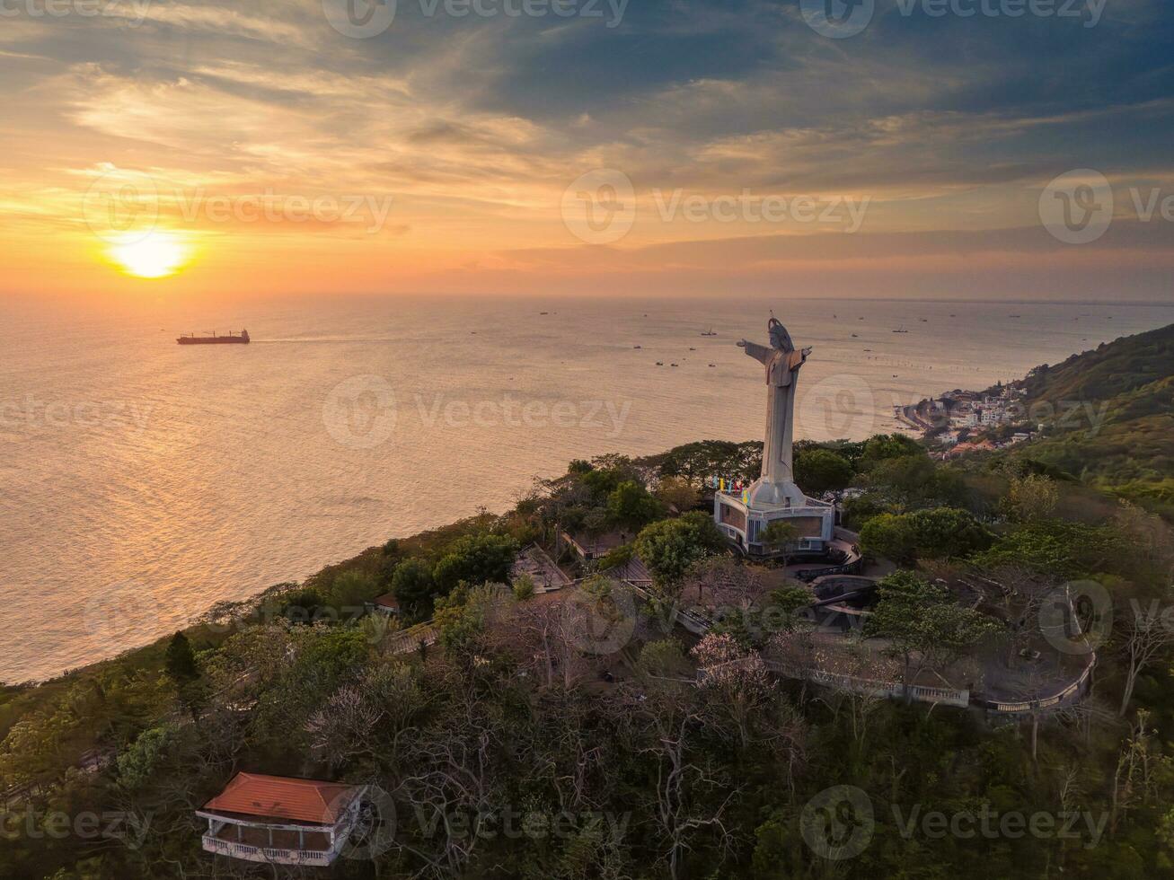 aéreo ver de vung tau ciudad, Vietnam, panorámico ver de el pacífico y hermosa costero ciudad detrás el estatua de Cristo el Rey en pie en montar no en vung tau ciudad. foto