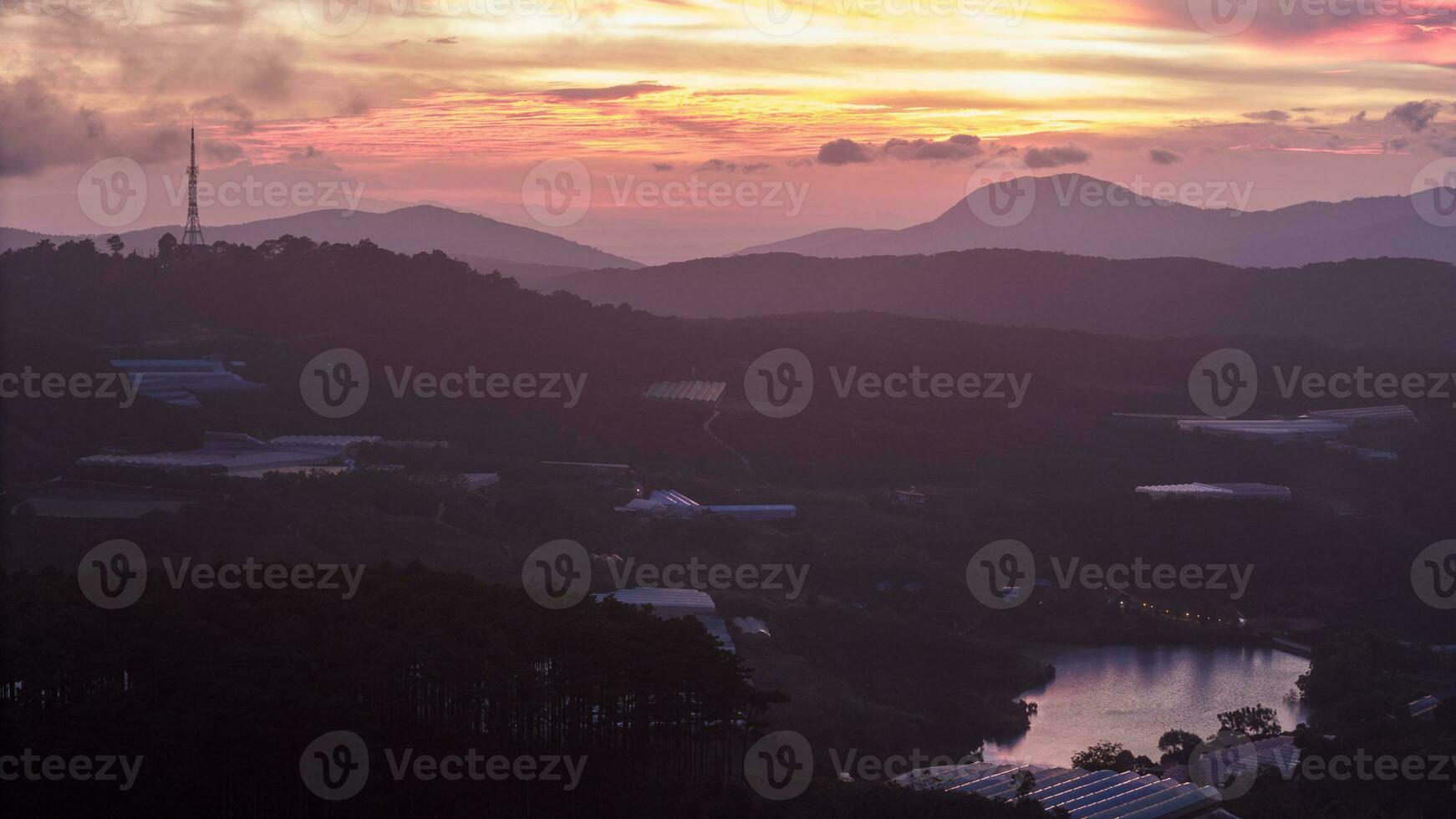 hermosa paisaje en el Mañana a cau eso, da lat ciudad, justicia polla provincia. viento poder en té colina, Mañana paisaje en el ladera de té plantado foto