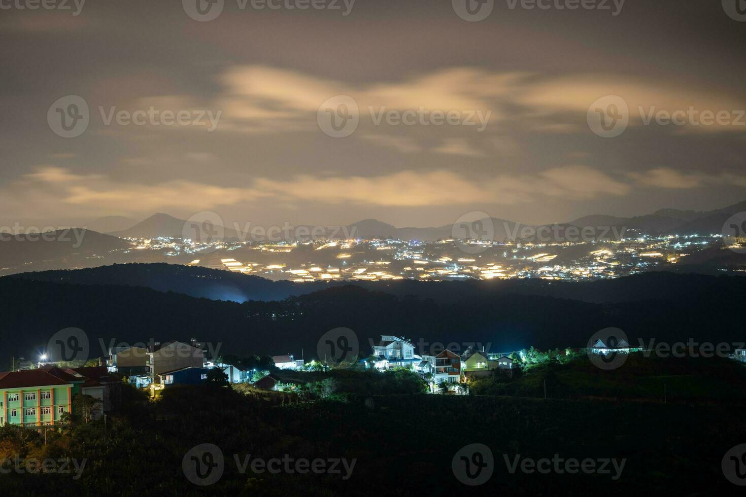 hermosa paisaje en el Mañana a cau eso, da lat ciudad, justicia polla provincia. viento poder en té colina, Mañana paisaje en el ladera de té plantado foto