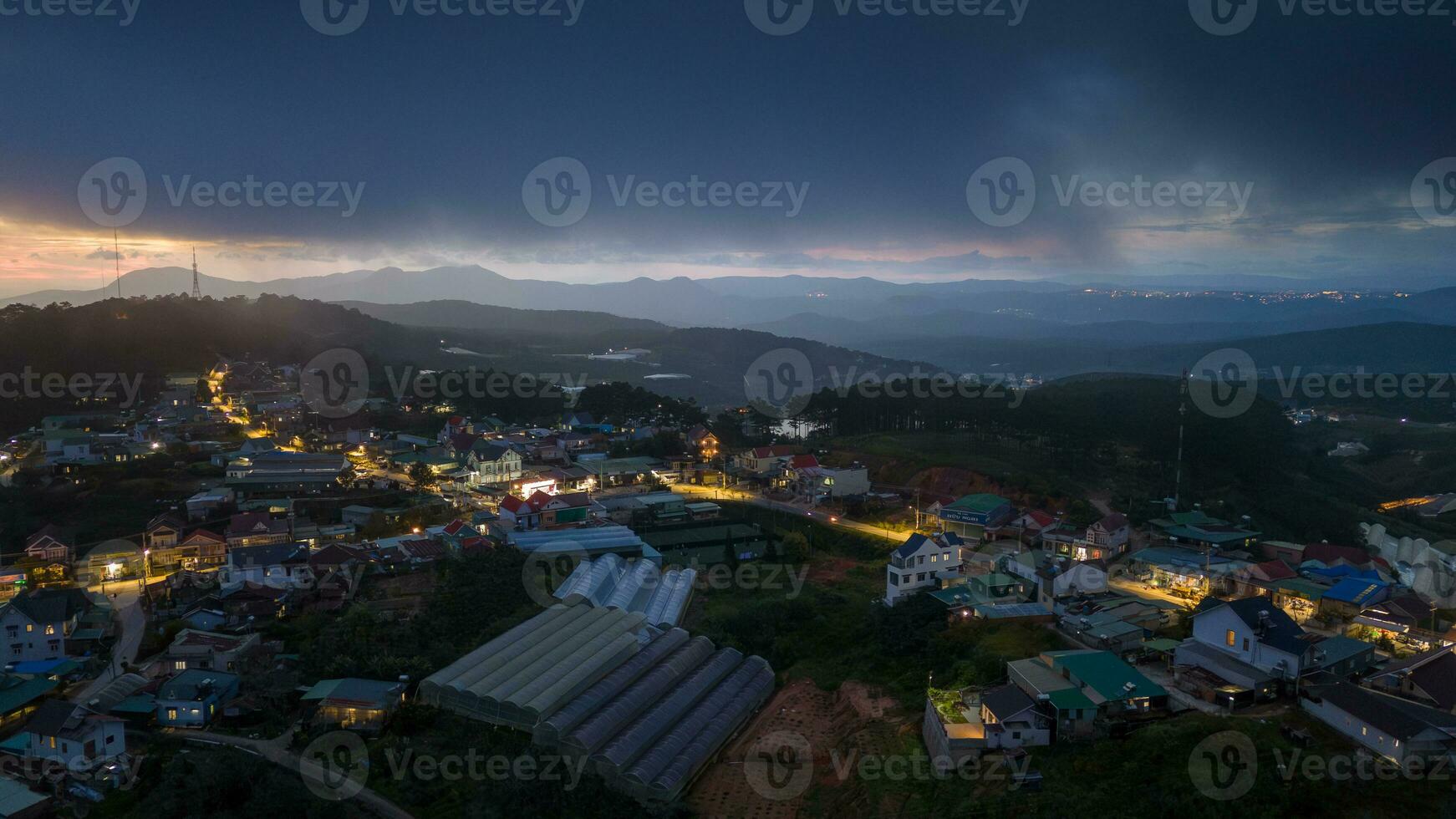 hermosa paisaje en el Mañana a cau eso, da lat ciudad, justicia polla provincia. viento poder en té colina, Mañana paisaje en el ladera de té plantado foto