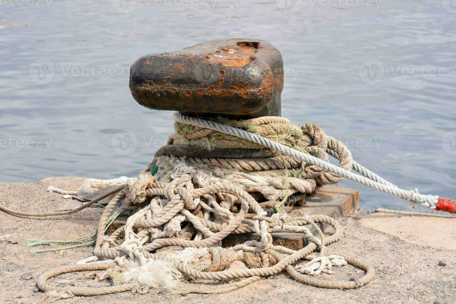 un cuerda y ancla en el muelle foto