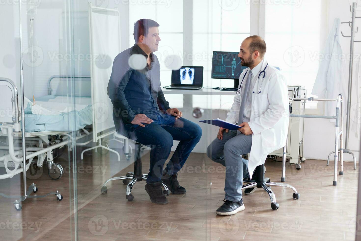 médico consultante joven hombre en hospital examen habitación vistiendo blanco abrigo. estetoscopio, cita, diagnóstico, especialista. foto