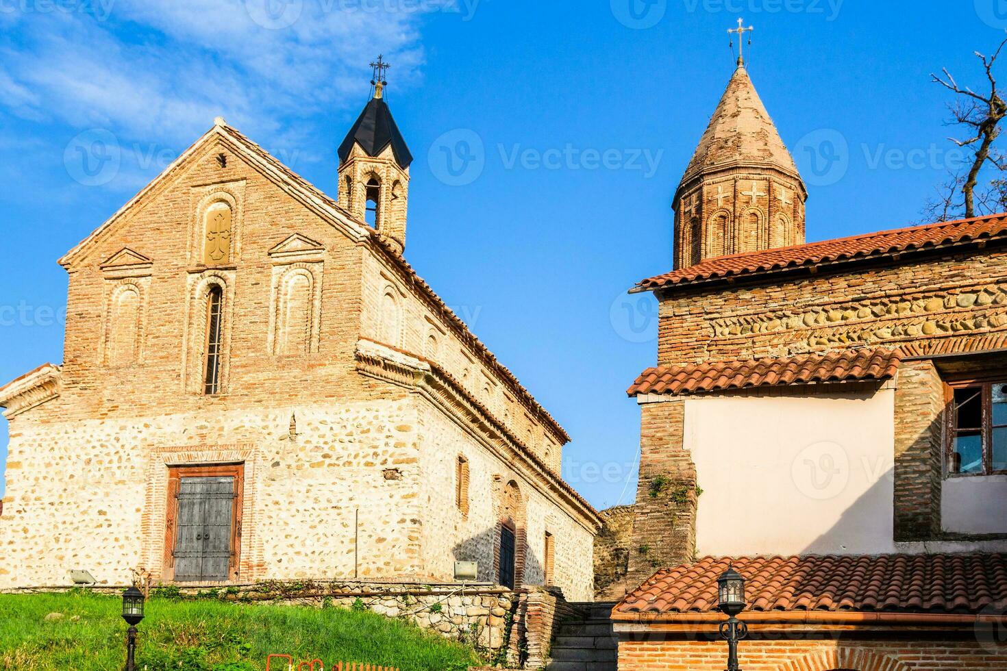 Iglesia de S t Jorge en suspiro pueblo en kakheti foto