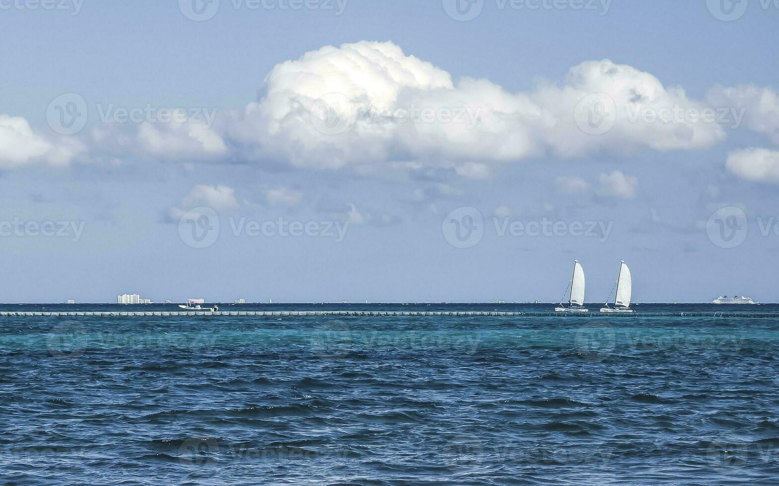 veleros yates barco embarcadero playa del carmen playa méxico. foto