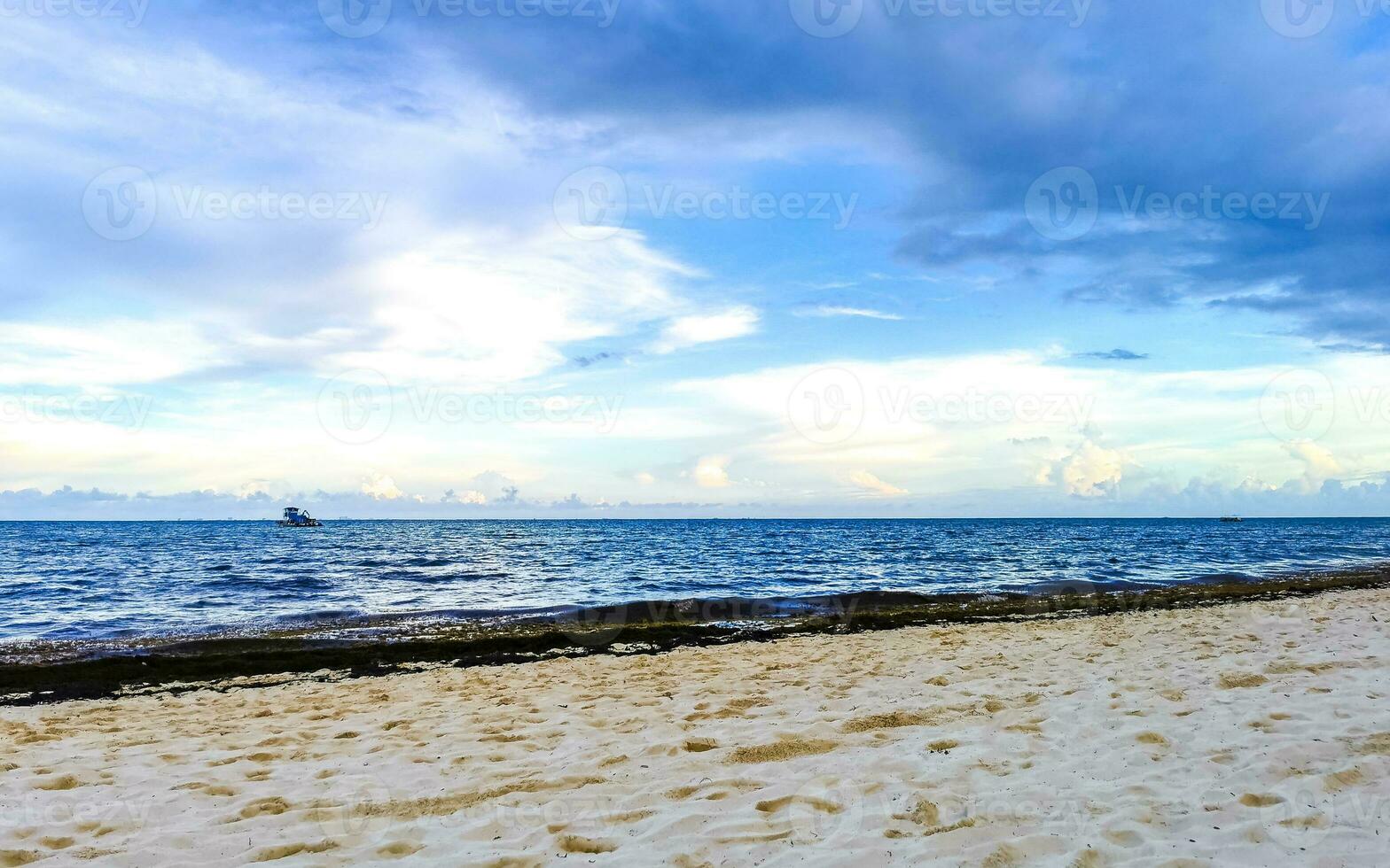 vistoso dorado puesta de sol amanecer tropical caribe palma arboles nubes México. foto