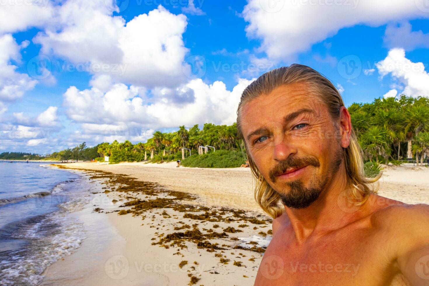masculino turista de viaje hombre tomando selfie playa del carmen México. foto