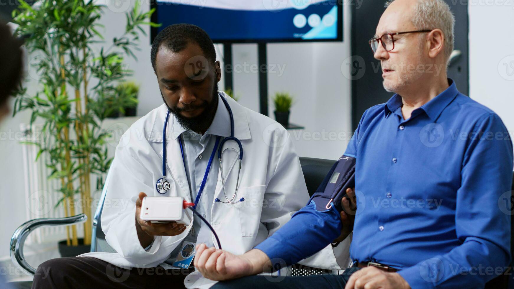 médico medición insulina y glucosa nivel de mayor paciente utilizando glucómetro durante chequeo visitar examen en hospital esperando habitación. africano americano médico haciendo médico prueba con diabético hombre foto