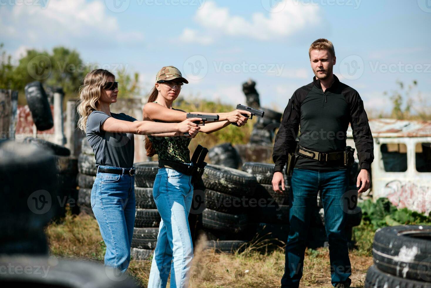 muchachas aprender a disparar un pistola a un disparo rango con un instructor foto