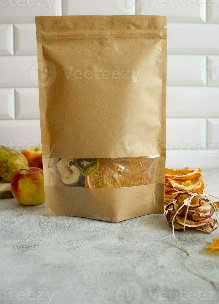 Fruta papas fritas en papel bolsa. sano bocadillo. foto