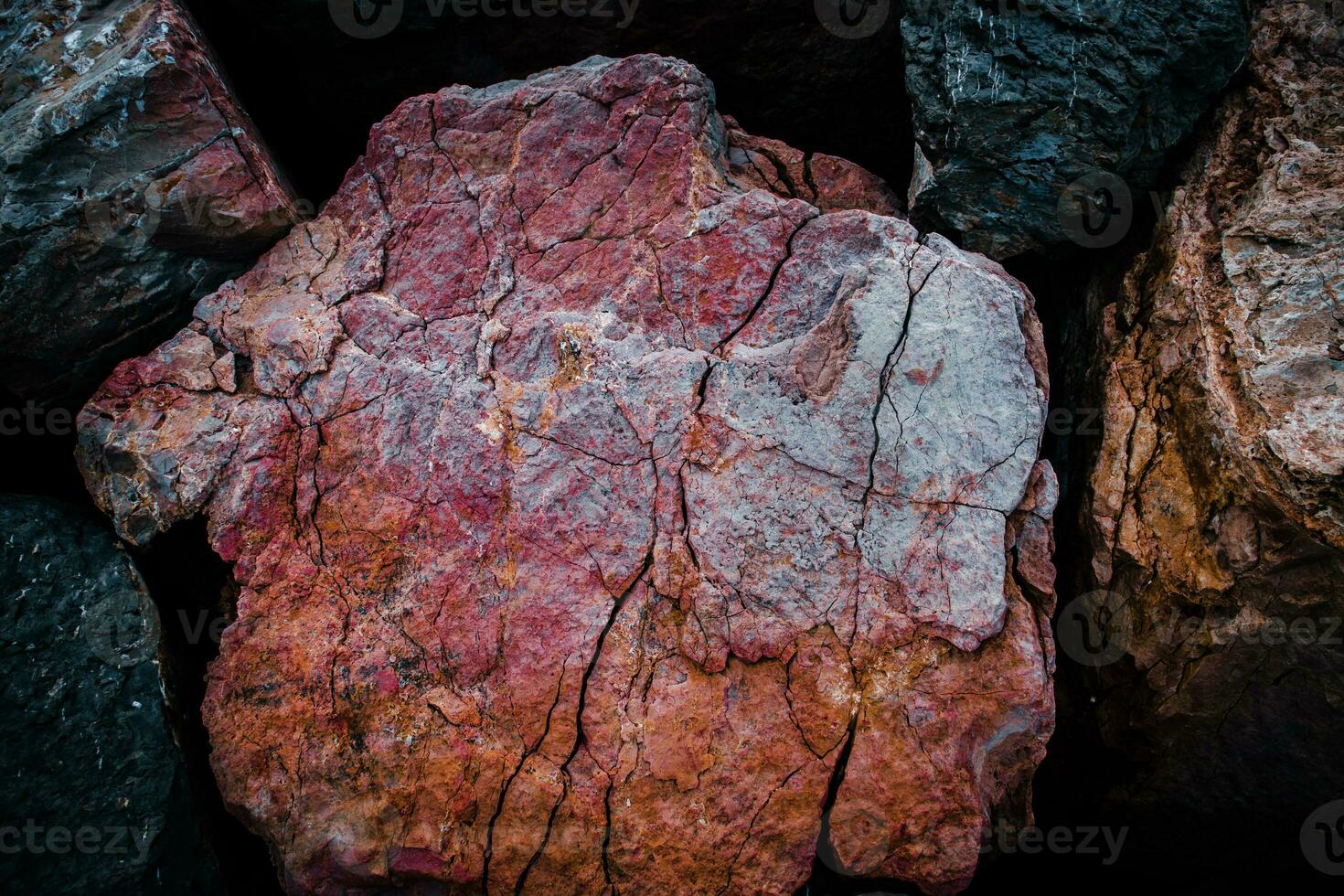 rojo playa rock textura concepto foto. montaña áspero superficie. foto