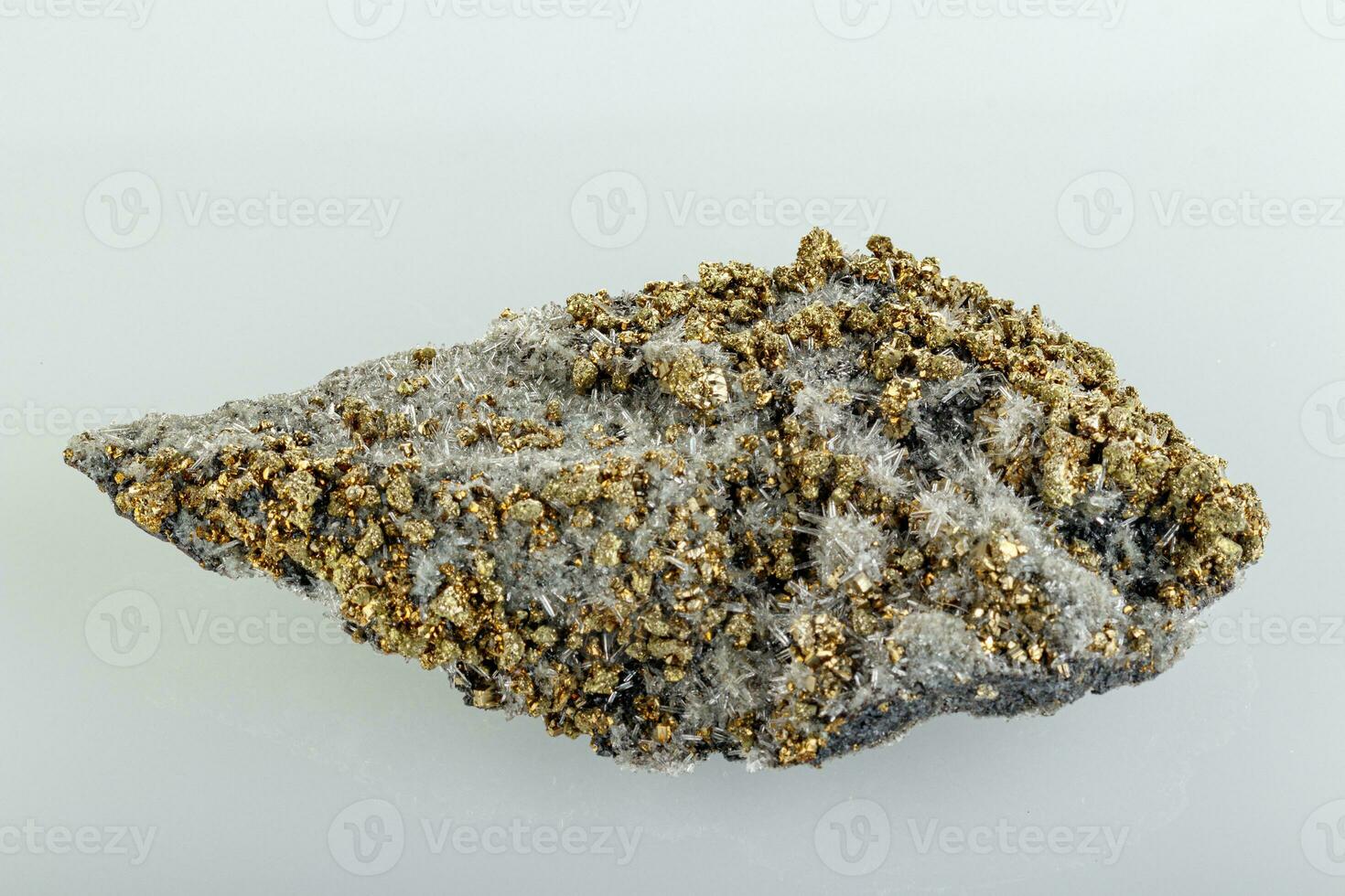 macro Roca mineral cuarzo pirita en un blanco antecedentes foto